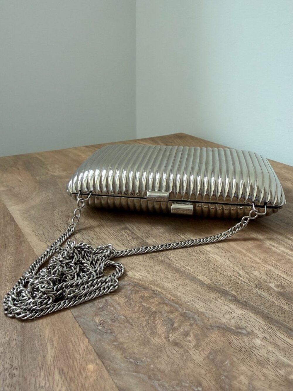 VINTAGE Silver Ribbed Hard Shell Clutch Evening Minaudiere Bag Chain Strap